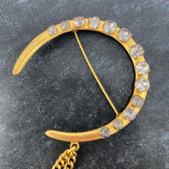 ANTIQUE Gold tone metal grey rhinestone crescent moon chain brooch ~ Vintage pin - Picture 6 of 9